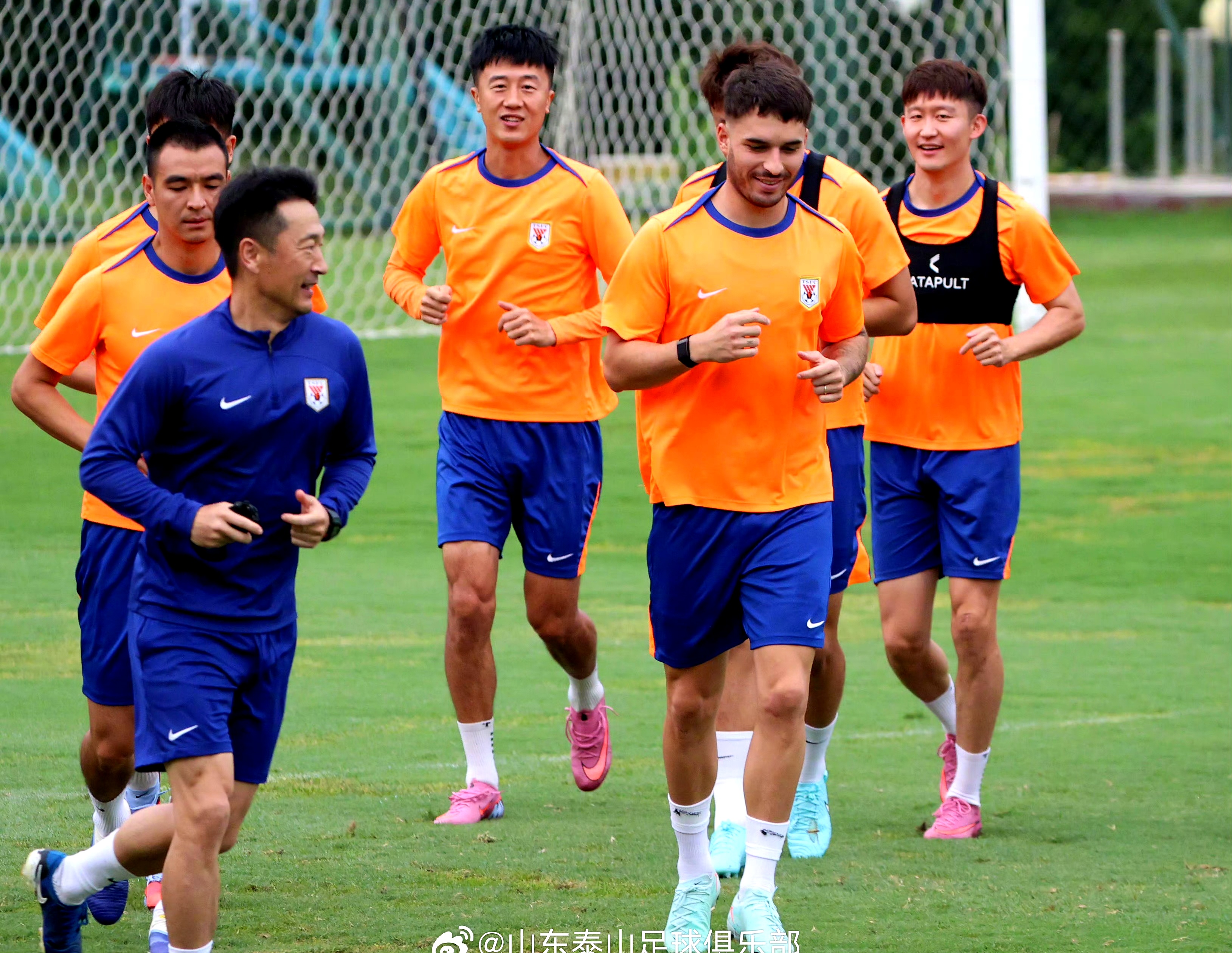 包含集结日山东泰山备战法国杯；复出首秀细节曝光；媒体盛赞；更衣室氛围转暖的词条